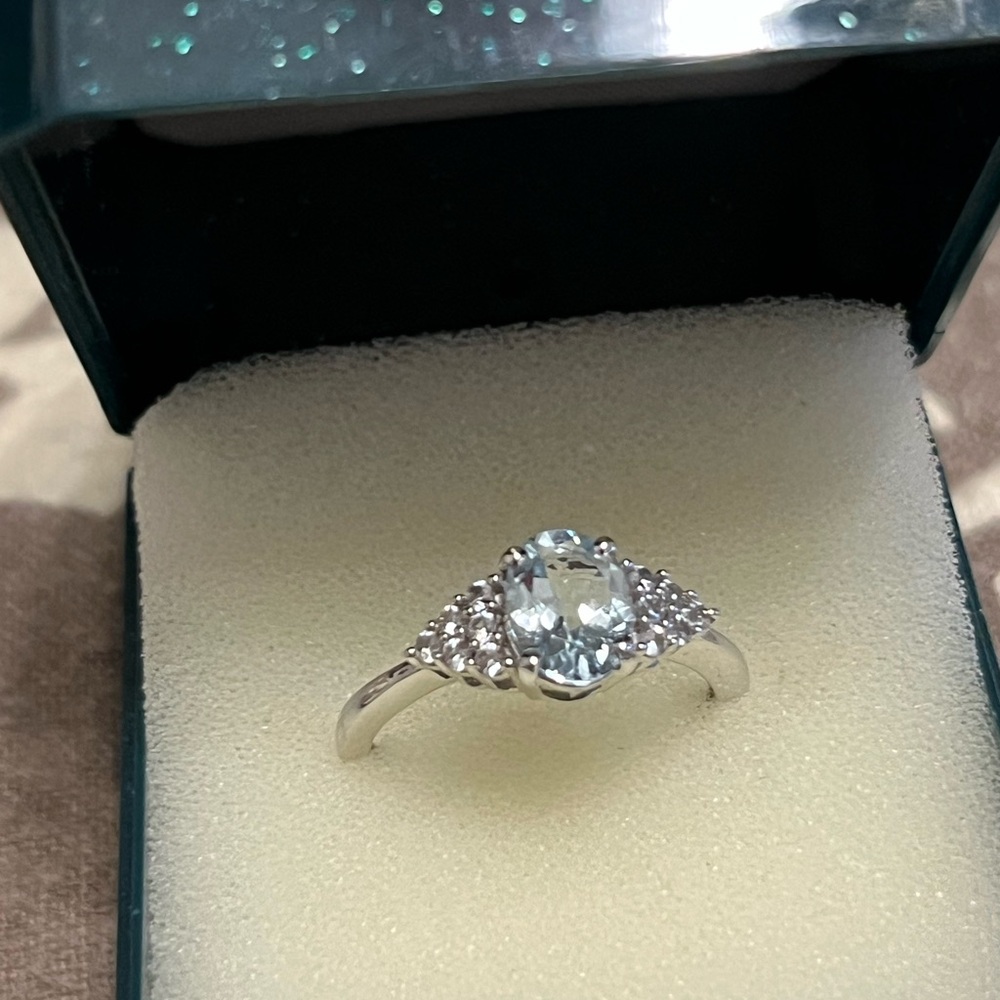 10kt gold ring aquamarine stone with diamonds on the sides size 7